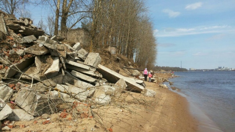 Жители поселка Невская Дубровка во Всеволожском районе Ленинградской области обнаружили свалку строительного мусора на берегу Невы.