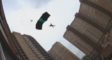 В жилом квартале Мурино неизвестный экстремал исполнил очередной воздушный трюк. Прыгнул с многоэтажки с парашютом.