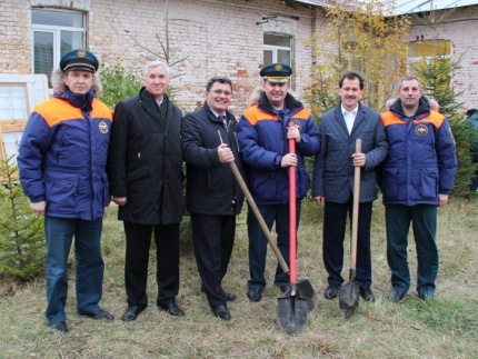 В Мурино появилась еловая аллея в честь 25-летия МЧС России