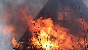 Полыхающую во Всеволожском районе баню тушили 11 огнеборцев