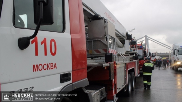 Загоревшийся мусоровоз петербургские пожарные тушили на ходу