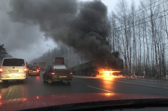 Прицеп грузовика охватил огонь на Мурманском шоссе в Ленобласти