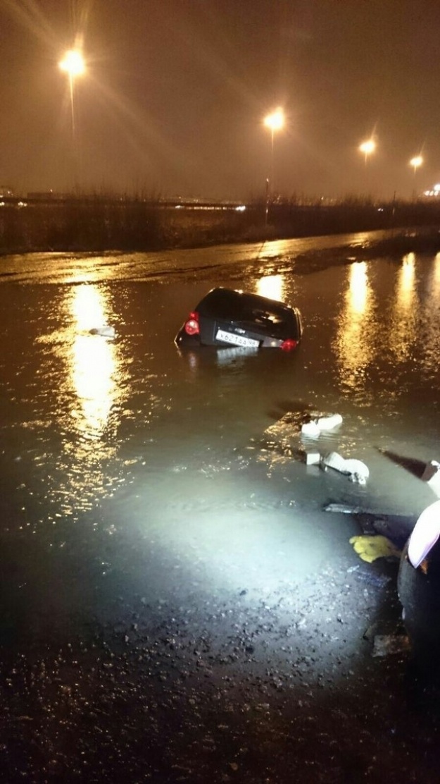 В Мурино в кювете ушли под воду семь машин
