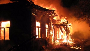 Во Всеволожском районе сгорел дом и хозпостройка