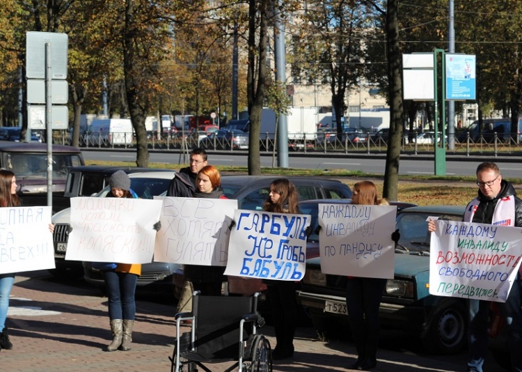 Молодогвардейцы провели митинг возле офиса управляющей компании поселка Мурино