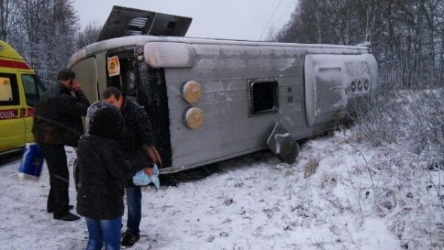 Автобус перевернулся около поселка Романовка, есть пострадавшие
