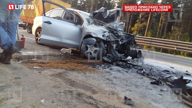 Водитель легковушки погиб, врезавшись в грузовик на Новоприозерском шоссе