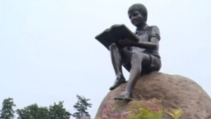 В Токсово поставили памятник «Читающему мальчику»