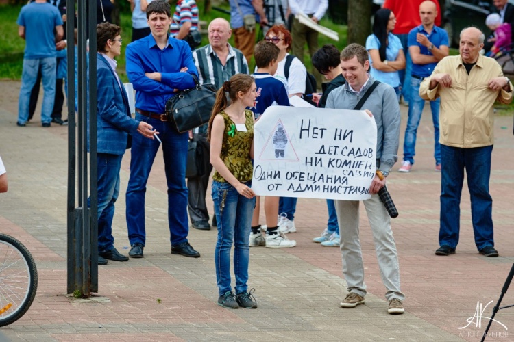 Фото с минитинга 18 июня на Юбилейной площади Всеволожска. За детсады и школы! За дороги и транспортные развязки! За парки и озёра!