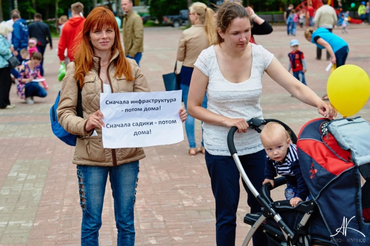 Фото с минитинга 18 июня на Юбилейной площади Всеволожска. За детсады и школы! За дороги и транспортные развязки! За парки и озёра!